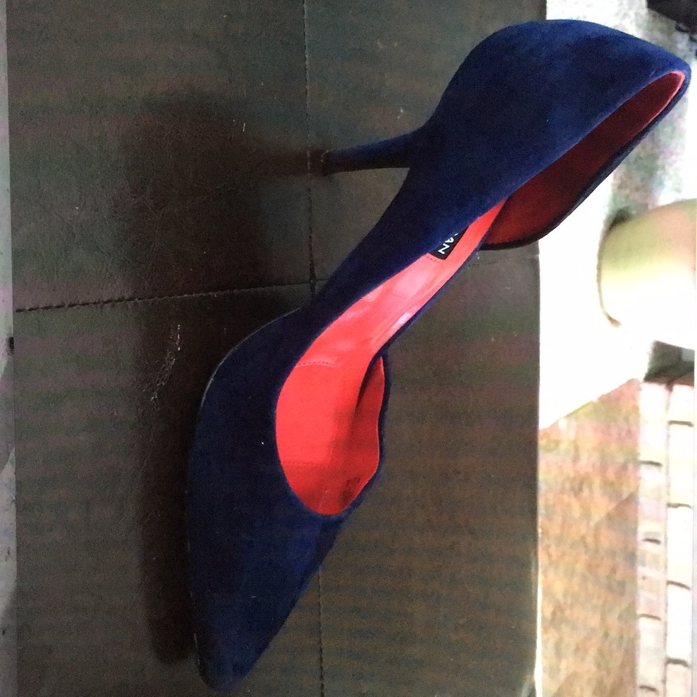 Size 9 Charles Jordan navy pump